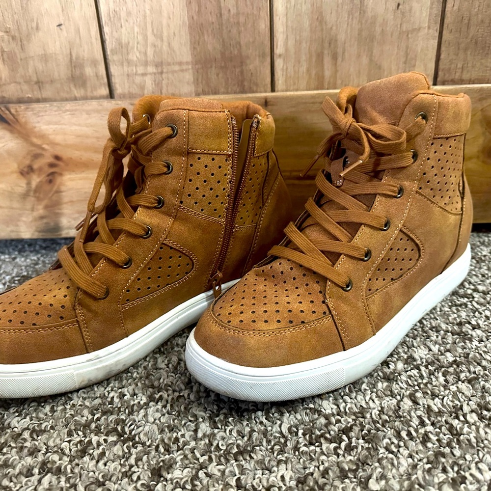 Sneaker boots